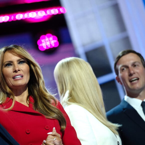 L'ancien président américain Donald J. Trump et l'ancienne première dame Melania Trump après le discours de M. Trump lors de la convention nationale républicaine à Milwaukee, dans le Wisconsin, au Fiserv Forum, le jeudi 18 juillet 2024. Lundi soir, M. Trump est apparu pour la première fois depuis un rassemblement en Pennsylvanie, au cours duquel il a été blessé par une balle qui lui aurait frôlé l'oreille. Trump a raconté cette histoire dans son discours, et a également parlé de Biden, de l'immigration et d'autres sujets. © PPS/Bestimage