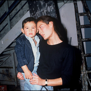 Archives - Bambou, la dernière compagne de Serge Gainsbourg avec son fils Lulu dans les coulisses de l'émission Sacrée Soirée en 1988.