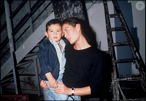 Archives - Bambou, la dernière compagne de Serge Gainsbourg avec son fils Lulu dans les coulisses de l'émission Sacrée Soirée en 1988.