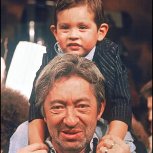 Archives - Serge Gainsbourg avec son fils Lulu sur le plateau de l'émission "Sacrée Soirée en 1988.