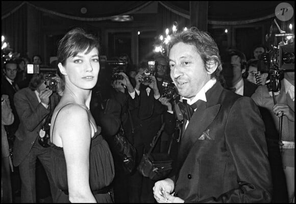 Archives - Jane Birkin et Serge Gainsbourg lors d'une soirée donnée par le couturier Valentino.  