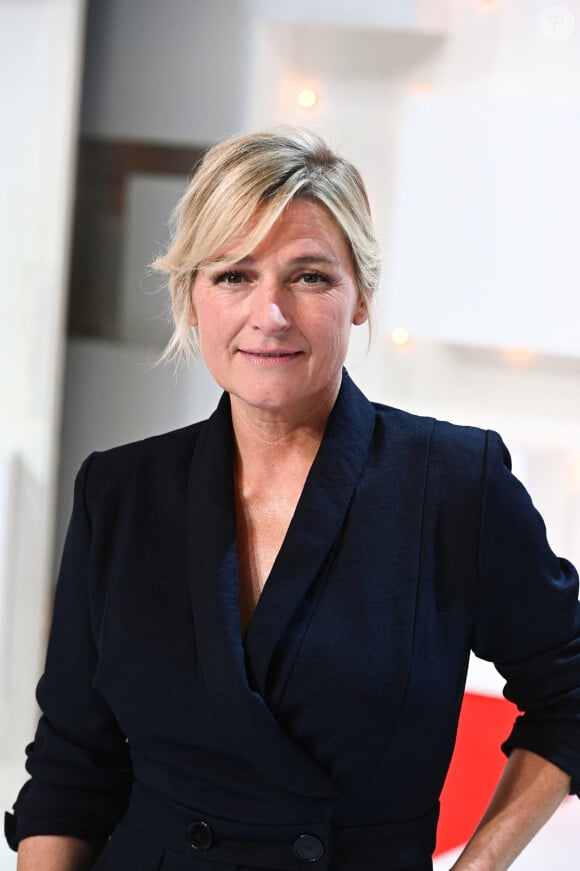 Un souvenir lié à la peur tenace qu'elle allait mourir.
Exclusif - Anne-Elisabeth Lemoine - Enregistrement de l'émission "Vivement Dimanche", présentée par M.Drucker et diffusée le 19 novembre sur France 3, au Studio Gabriel à Paris © Guillaume Gaffiot / Bestimage