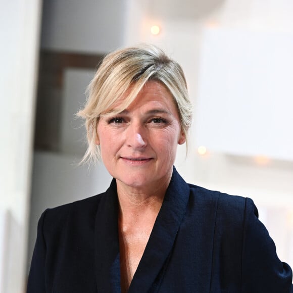 Un souvenir lié à la peur tenace qu'elle allait mourir.
Exclusif - Anne-Elisabeth Lemoine - Enregistrement de l'émission "Vivement Dimanche", présentée par M.Drucker et diffusée le 19 novembre sur France 3, au Studio Gabriel à Paris © Guillaume Gaffiot / Bestimage