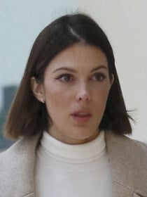 Iris Mittenaere, bien entourée, retrouve son ex Bruno Pelat au tribunal : l'heure de la confrontation a sonné