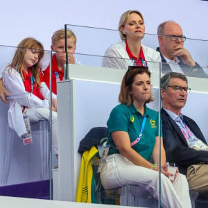 Le prince Albert II de Monaco, la princesse Charlène de Monaco, et leurs enfants, le prince Jacques de Monaco, marquis des Baux, et la princesse Gabriella de Monaco, comtesse de Carladès avec la princesse Anne et son mari Timothy Laurence en tribunes lors du match de Rugby à 7opposant la France à l'Afrique du Sud (19-5) lors des Jeux Olympiques (JO) de Paris 2024, au stade de France, à Sain t-Denis, Sein e Saint-Denis, le 27 juillert 2024. © Jacovides-Perusseau/Bestimage 