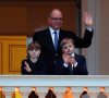 "Celui de protéger leur peau du soleil, qui est beaucoup plus fort aujourd'hui qu'il y a quelques années", a confié la belle-soeur de Stéphanie et Caroline de Monaco.
Le prince Albert II de Monaco et ses enfants Jacques et Gabriella assistent à la fête de la Saint-Jean sur la place du palais princier à Monaco le 23 juin 2024.