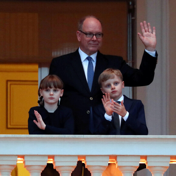 "Celui de protéger leur peau du soleil, qui est beaucoup plus fort aujourd'hui qu'il y a quelques années", a confié la belle-soeur de Stéphanie et Caroline de Monaco.
Le prince Albert II de Monaco et ses enfants Jacques et Gabriella assistent à la fête de la Saint-Jean sur la place du palais princier à Monaco le 23 juin 2024.