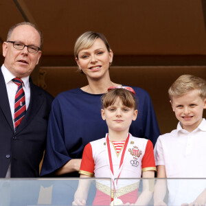 Un clan qui fait la fierté du Rocher !
Exclusif - Le prince Albert II de Monaco , la princesse Charlene, le prince Jacques et la princesse Gabriella - La famille princière de Monaco assiste au match de l'Afrique du Sud (qui a remporté son match) lors du tournoi de qualification de rugby à 7 pour les JO au Stade Louis II à Monaco © Claudia Albuquerque / Bestimage 