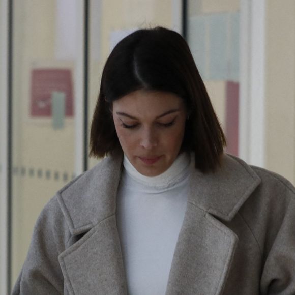 Iris Mittenaere et sa mère, Laurence Druat - Procès de Bruno Pelat, ex-compagnon d'Iris Mittenaere, jugé en comparution immédiate pour violences conjugales devant le tribunal de Paris, le 6 novembre 2024.© Christophe Clovis / Bestimage