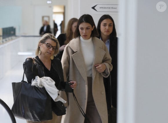 Cette dernière a jugé que la liberté de parole de sa cliente pouvait être entravée en raison de sa célébrité et que "des faits très personnels allaient être évoqués"
Maître Emilie Bruézière et sa cliente, Iris Mittenaere, sa soeur Manon Mittenaere - Procès de Bruno Pelat, ex-compagnon d'Iris Mittenaere, jugé en comparution immédiate pour violences conjugales devant le tribunal de Paris, le 6 novembre 2024. © Christophe Clovis / Bestimage