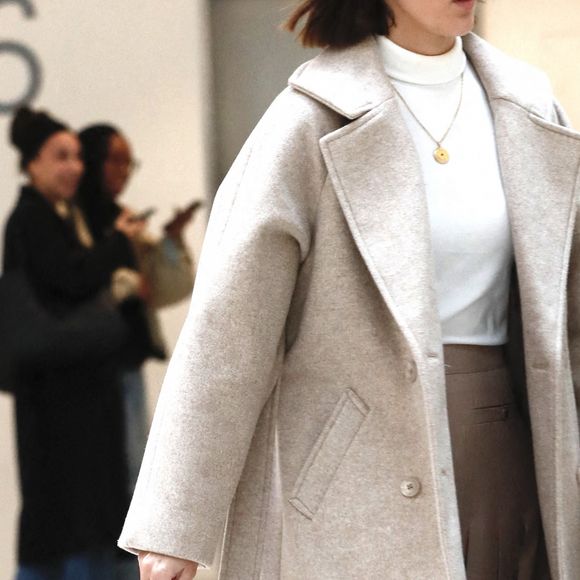 Iris Mittenaere et son avocate, maître Emilie Bruézière - Procès de Bruno Pelat, ex-compagnon d'Iris Mittenaere, jugé en comparution immédiate pour violences conjugales devant le tribunal de Paris, le 6 novembre 2024. Initialement prévu le 27 septembre 2024, le procès a été reporté à la demande de l'ancienne Miss France, désireuse d'être présente à l'audience. Or, elle n'était pas "en capacité psychologique de venir à l'audience" à cette date-là, selon son avocate. © Christophe Clovis / Bestimage