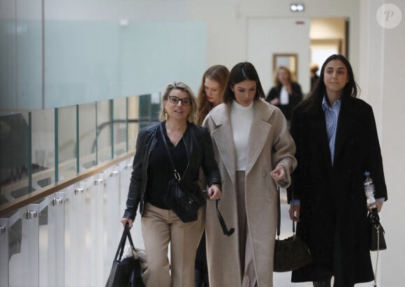 Maître Emilie Bruézière et sa cliente, Iris Mittenaere, sa soeur Manon Mittenaere- Procès de Bruno Pelat, ex-compagnon d'Iris Mittenaere, jugé en comparution immédiate pour violences conjugales devant le tribunal de Paris, le 6 novembre 2024. Initialement prévu le 27 septembre 2024, le procès a été reporté à la demande de l'ancienne Miss France, désireuse d'être présente à l'audience. Or, elle n'était pas "en capacité psychologique de venir à l'audience" à cette date-là, selon son avocate. © Christophe Clovis / Bestimage