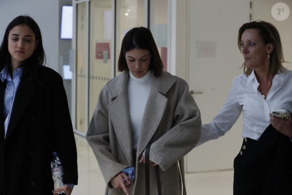 Manon Mittenaere, sa soeur Iris Mittenaere et leur mère, Laurence Druat - Procès de Bruno Pelat, ex-compagnon d'Iris Mittenaere, jugé en comparution immédiate pour violences conjugales devant le tribunal de Paris, le 6 novembre 2024. Initialement prévu le 27 septembre 2024, le procès a été reporté à la demande de l'ancienne Miss France, désireuse d'être présente à l'audience. Or, elle n'était pas "en capacité psychologique de venir à l'audience" à cette date-là, selon son avocate. © Christophe Clovis / Bestimage