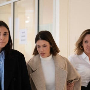 Iris Mittenaere avec sa soeur Manon et sa mère Laurence Druart lors de son arrivée au procès de son ex Bruno Pelat, jugé pour violences conjugales au tribunal correctionnel de Paris le 6 novembre 2024. Photo : Florian Poitout/ABACAPRESS.COM