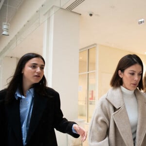 Iris Mittenaere avec sa soeur Manon et sa mère Laurence Druart lors de son arrivée au procès de son ex Bruno Pelat, jugé pour violences conjugales au tribunal correctionnel de Paris le 6 novembre 2024. Photo by Florian Poitout/ABACAPRESS.COM