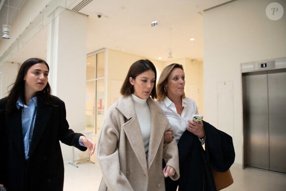 Iris Mittenaere avec sa soeur Manon et sa mère Laurence Druart lors de son arrivée au procès de son ex Bruno Pelat, jugé pour violences conjugales au tribunal correctionnel de Paris le 6 novembre 2024. Photo by Florian Poitout/ABACAPRESS.COM