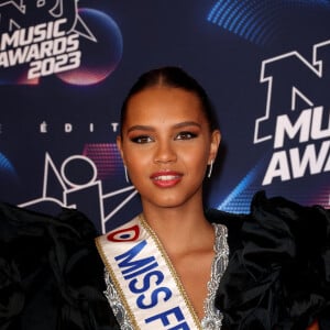 Mais aussi des cours de catwalk et d'anglais.
Indira Ampiot, Miss France 2023 au photocall de la 25ème cérémonie des "NRJ Music Awards (NMA)" au palais des Festivals et des Congrès de Cannes, France, le 10 novembre 2023. © Dominique Jacovides/Bestimage