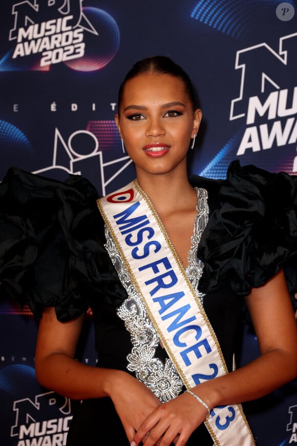 Mais aussi des cours de catwalk et d'anglais.
Indira Ampiot, Miss France 2023 au photocall de la 25ème cérémonie des "NRJ Music Awards (NMA)" au palais des Festivals et des Congrès de Cannes, France, le 10 novembre 2023. © Dominique Jacovides/Bestimage