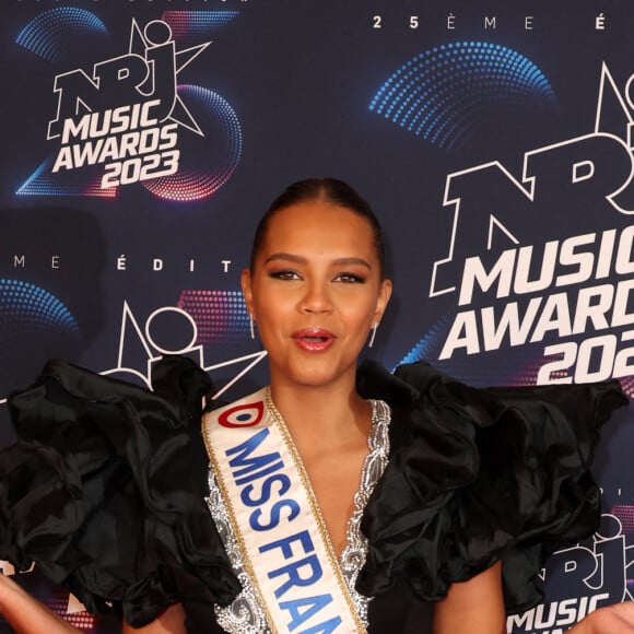 Indira Ampiot, Miss France 2023 au photocall de la 25ème cérémonie des "NRJ Music Awards (NMA)" au palais des Festivals et des Congrès de Cannes, France, le 10 novembre 2023. © Dominique Jacovides/Bestimage