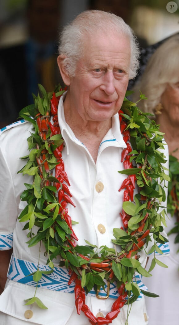 Le roi Charles III d'Angleterre et la reine consort Camilla Parker Bowles en visite dans un village sur les Iles Samoa, à l'occasion de leur visite en Australie. Le 24 octobre 2024 © Ian Vogler / MirrorPix / Bestimage