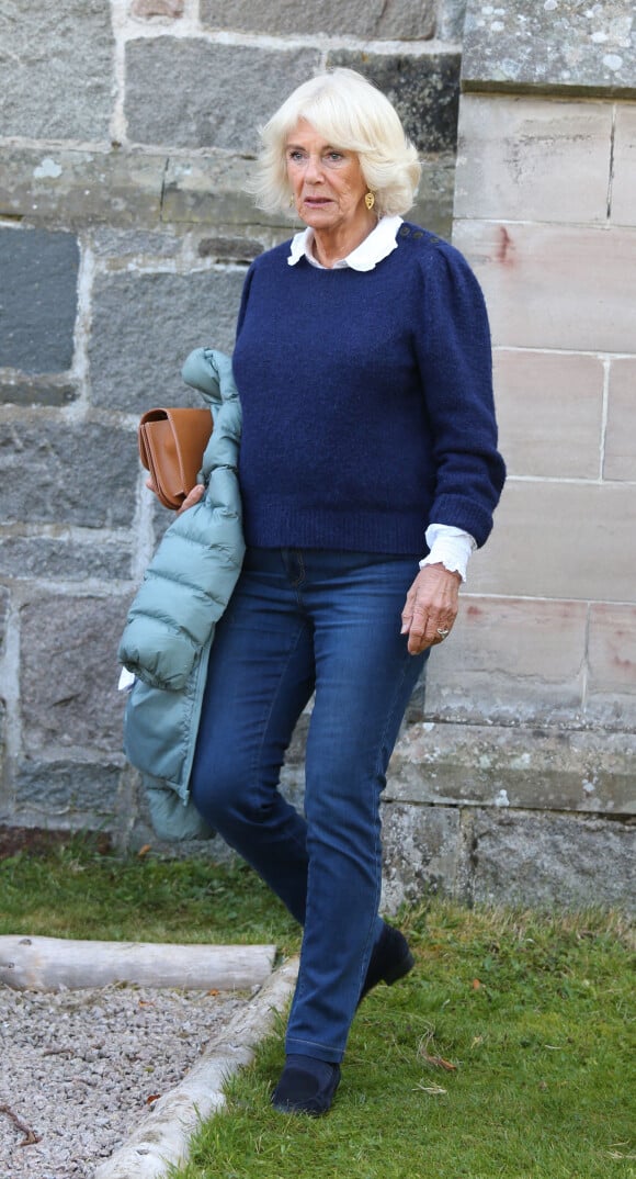 Camilla Parker-Bowles n'assistera donc pas aux commémorations de l'armistice de la première guerre mondiale
Camilla Parker-Bowles, reine consort d'Angleterre au Braemar Literary Festival où son fils Tom Parker-Bowles a fait une lecture