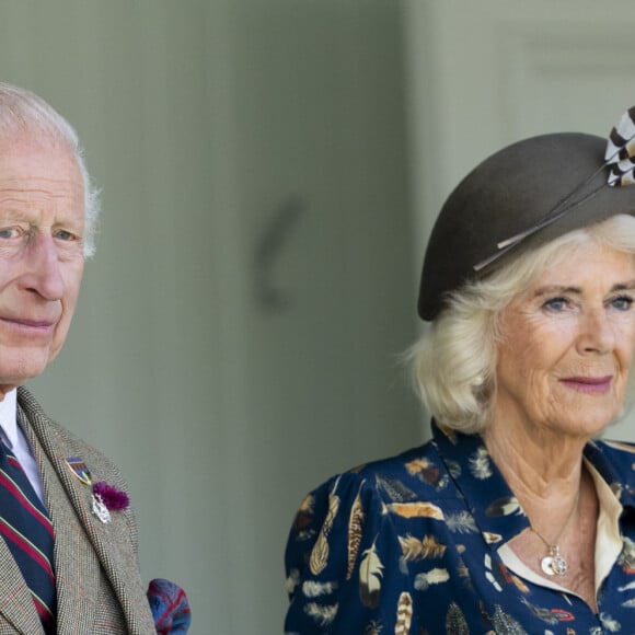 Le roi Charles III d'Angleterre et Camilla Parker Bowles, reine consort d'Angleterre, partagent un fou rire lors du Braemar Gathering 2024, le 7 septembre 2024. © Goff / Bestimage 