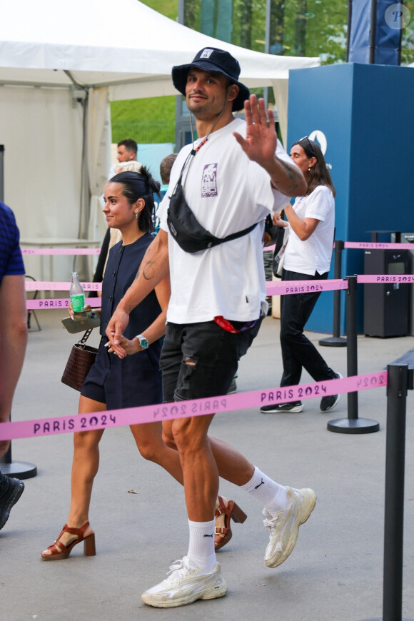 Paris, FRANCE - Florent Manaudou et Lola Dumenil main dans la main lors de la demi-finale de basket-ball France-Allemagne Jeux Olympiques Paris 2024 à Paris, France. Sur la photo : Florent Manaudou, Lola Dumenil