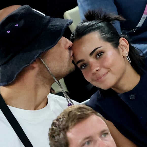 Il est aujourd'hui en couple avec la belle Lola
Florent Manaudou et sa compagne Lola Dumenil - Les célébrités en tribunes pendant l'épreuve de basketball de Demi-Finale opposant la France à l'Allemagne lors des Jeux Olympiques de Paris 2024 (JO) à l'Arena Bercy, à Paris, France, le 8 août 2024. © Jacovides-Perusseau/Bestimage 