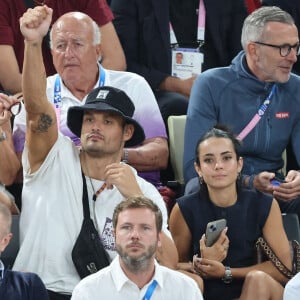 Florent Manaudou et sa compagne Lola Duménil - Les célébrités en tribunes pendant l'épreuve de basketball de Demi-Finale opposant la France à l'Allemagne lors des Jeux Olympiques de Paris 2024 (JO) à l'Arena Bercy, à Paris, France, le 8 août 2024. © Jacovides-Perusseau/Bestimage 