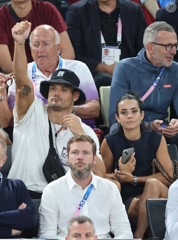 Florent Manaudou et sa compagne Lola Duménil - Les célébrités en tribunes pendant l'épreuve de basketball de Demi-Finale opposant la France à l'Allemagne lors des Jeux Olympiques de Paris 2024 (JO) à l'Arena Bercy, à Paris, France, le 8 août 2024. © Jacovides-Perusseau/Bestimage 