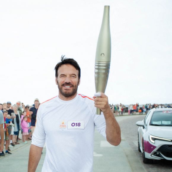 Samuel Le Bihan porte la flamme des Jeux Paralympiques de Paris 2024 à Saint-Malo, le 25 août 2024. © Maria Libinson / Paris2024 via Bestimage 