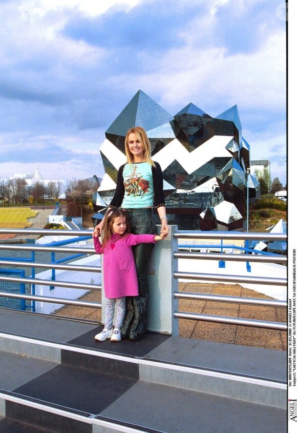 Laeticia Hallyday au futuroscope avec sa demi-soeur Margaux.