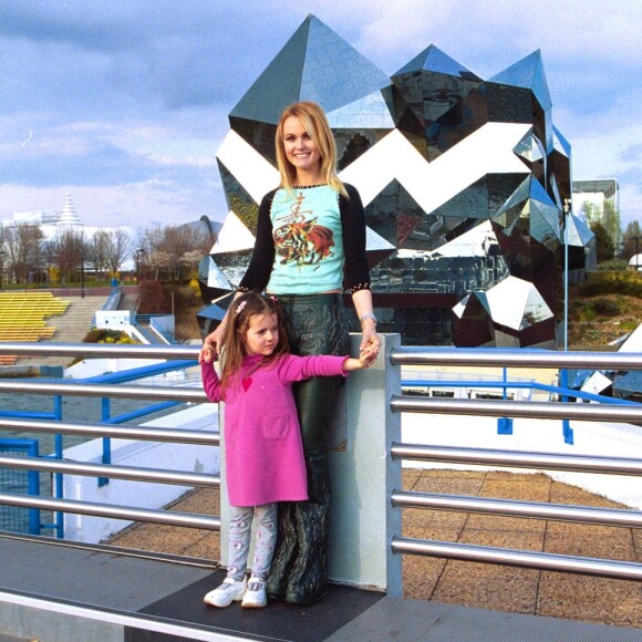 Laeticia Hallyday au futuroscope avec sa demi-soeur Margaux.