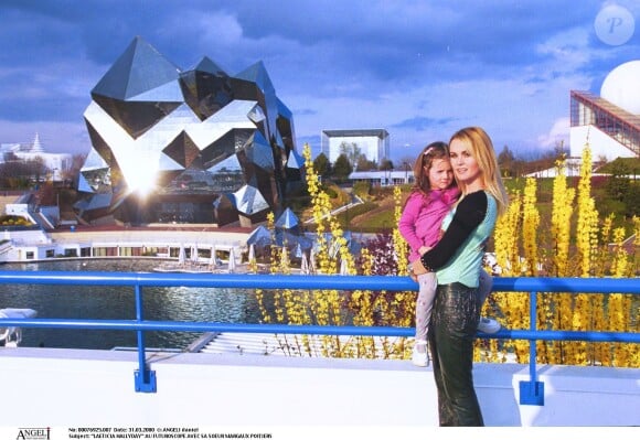 Laeticia Hallyday au futuroscope avec sa demi-soeur Margaux.