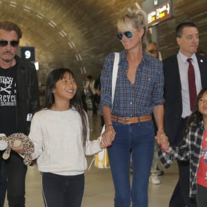 Exclusif - Johnny Hallyday repart en famille avec sa femme Laeticia, ses filles Jade et Joy et Elyette, la grand-mère de Laeticia à Saint-Barthélemy de l'aéroport Roissy Charles de Gaulle le 27 juillet 2016.