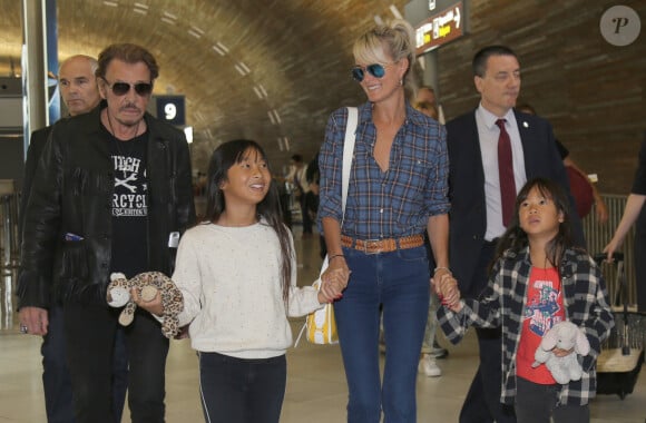 Exclusif - Johnny Hallyday repart en famille avec sa femme Laeticia, ses filles Jade et Joy et Elyette, la grand-mère de Laeticia à Saint-Barthélemy de l'aéroport Roissy Charles de Gaulle le 27 juillet 2016.