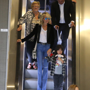 Johnny Hallyday avec sa femme Laeticia, ses enfants Jade et Joy ainsi que la Grand-mère de Laeticia Elyette Boudou arrivent à l'aéroport de Roissy en provenance de Los Angeles. Johnny rentre en France pour entamer sa tournée le 29 juin 2016 à Sedan. Roissy-en-France le 26 juin 2016. 