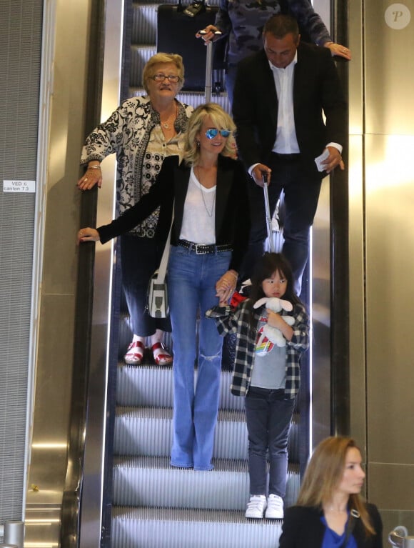 Johnny Hallyday avec sa femme Laeticia, ses enfants Jade et Joy ainsi que la Grand-mère de Laeticia Elyette Boudou arrivent à l'aéroport de Roissy en provenance de Los Angeles. Johnny rentre en France pour entamer sa tournée le 29 juin 2016 à Sedan. Roissy-en-France le 26 juin 2016. 