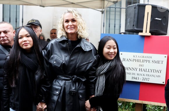 Laeticia Hallyday, ses filles Joy et Jade lors de l'inauguration d'une plaque commémorative en hommage à Johnny Hallyday devant l'immeuble où le chanteur français a grandi dans le 9ème arrondissement de Paris, France, le 22 décembre 2023. © Dominique Jacovides/Bestimage