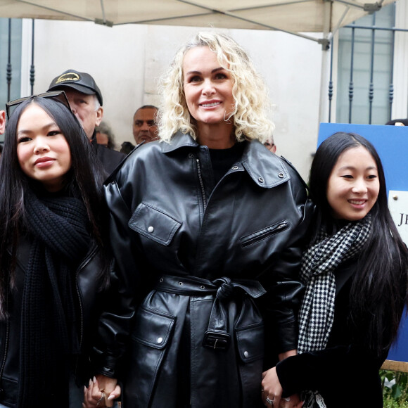 Laeticia Hallyday, ses filles Joy et Jade lors de l'inauguration d'une plaque commémorative en hommage à Johnny Hallyday devant l'immeuble où le chanteur français a grandi dans le 9ème arrondissement de Paris, France, le 22 décembre 2023. © Dominique Jacovides/Bestimage