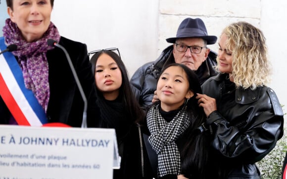 Laeticia Hallyday, ses filles Joy et Jade, Jean-Claude Camus lors de l'inauguration d'une plaque commémorative en hommage à Johnny Hallyday devant l'immeuble où le chanteur français a grandi dans le 9ème arrondissement de Paris, France, le 22 décembre 2023. © Dominique Jacovides/Bestimage