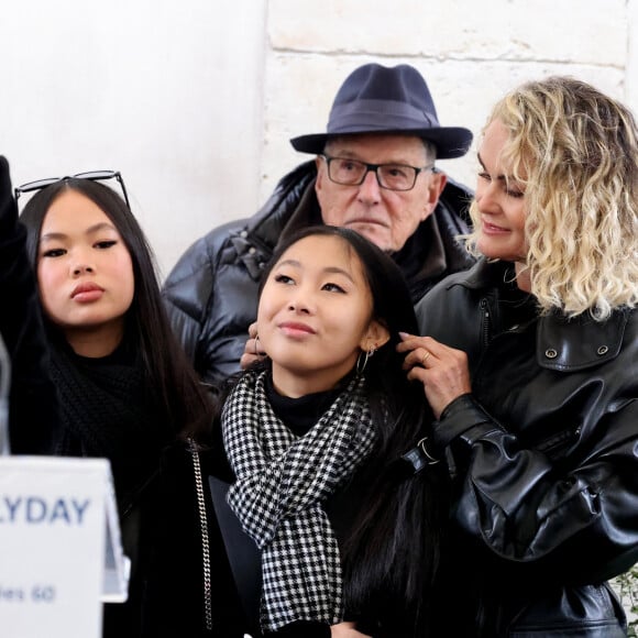 Laeticia Hallyday, ses filles Joy et Jade, Jean-Claude Camus lors de l'inauguration d'une plaque commémorative en hommage à Johnny Hallyday devant l'immeuble où le chanteur français a grandi dans le 9ème arrondissement de Paris, France, le 22 décembre 2023. © Dominique Jacovides/Bestimage