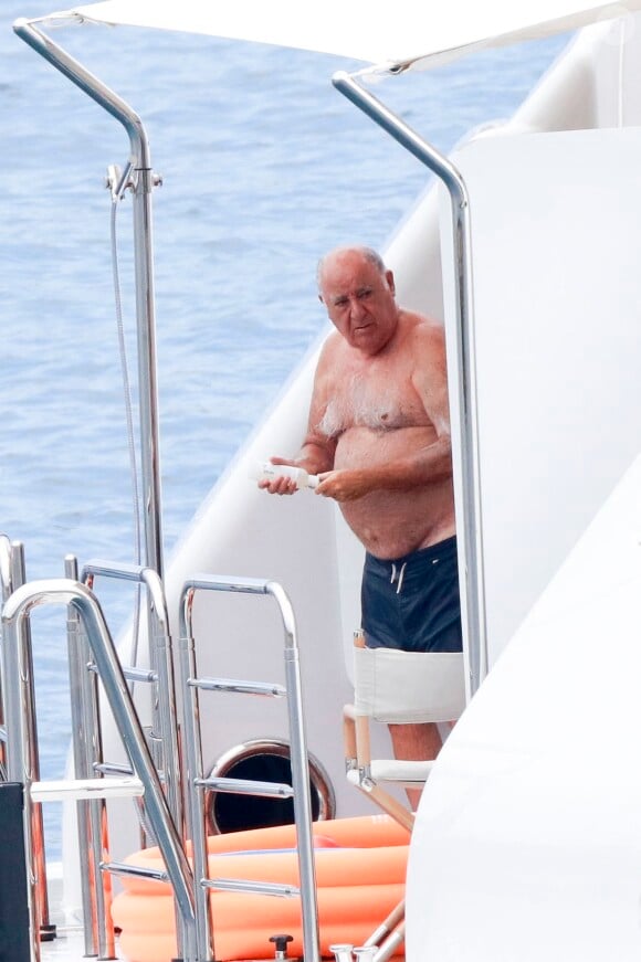 Venu d'une famille pauvre, il commence à travailler dès l'âge de 13 ans

Amancio Ortega Gaona sur son yacht dans le sud de la France le 24 juin 2016.