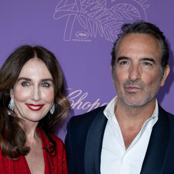 Elsa Zylberstein, Jean Dujardin - Photocall du dîner du 75ème Festival International du Film de Cannes. Le 24 mai 2022 © Olivier Borde / Bestimage 