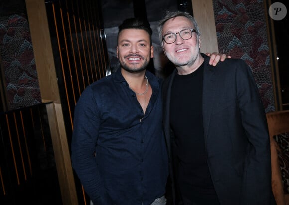 À deux pas des Champs-Elysées, au 3 rue de Berri, il ouvre les portes de ce restaurant, Chichi Paris, le secret des nuits parisiennes.
Exclusif - Kev Adams, Laurent Ruquier - Soirée d'inauguration du bar restaurant "Chichi Paris" au 8 rue de Berry à Paris le 13 novembre 2024. © Rachid Bellak/Bestimage