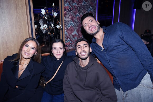 Associé à Claude Charbit, roi des nuits parisiennes, l'humoriste propose désormais ce bel établissement en plein coeur du triangle d'or.
Exclusif - Vitaa, Camille Lellouche, Ilyes Djadel, Kev Adams - Soirée d'inauguration du bar restaurant "Chichi Paris" au 8 rue de Berry à Paris le 13 novembre 2024. © Rachid Bellak/Bestimage