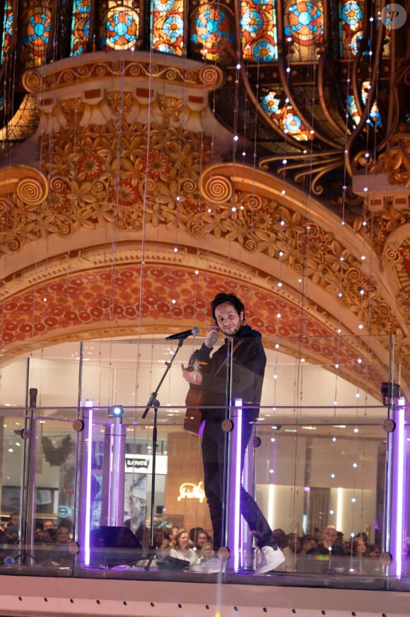 Le chanteur Vianney assiste à l'inauguration des décorations de Noël " Le 130e Noel des Galeries Lafayette ", le 14 novembre 2024 à Paris, France.
Photo par Mireille Ampilhac/ABACAPRESS.COM