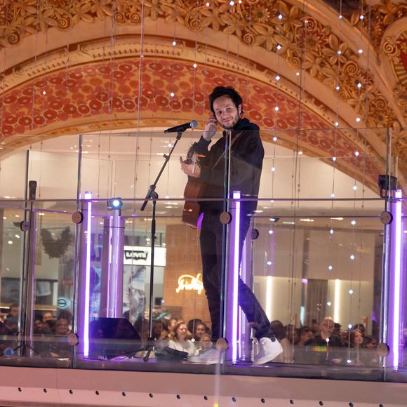 Le chanteur Vianney assiste à l'inauguration des décorations de Noël " Le 130e Noel des Galeries Lafayette ", le 14 novembre 2024 à Paris, France.
Photo par Mireille Ampilhac/ABACAPRESS.COM
