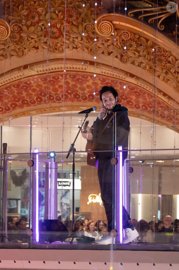 Le chanteur Vianney assiste à l'inauguration des décorations de Noël " Le 130e Noel des Galeries Lafayette ", le 14 novembre 2024 à Paris, France.
Photo par Mireille Ampilhac/ABACAPRESS.COM