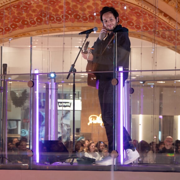 Le chanteur Vianney assiste à l'inauguration des décorations de Noël " Le 130e Noel des Galeries Lafayette ", le 14 novembre 2024 à Paris, France.
Photo par Mireille Ampilhac/ABACAPRESS.COM